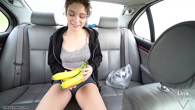 La Séance De Masturbation Solo De Lina Lynn Avec Une Banane