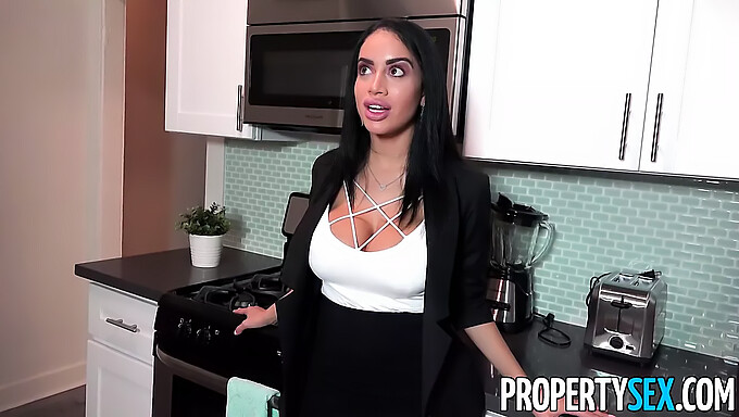 Une Agent Immobilier Aux Gros Seins Est Sur Le Point De Perdre Une Vente Dans La Vidéo Propertysex