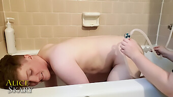 Amateur Femdom Maakt De Kont Van Een Onderdanige Schoon In De Douche.