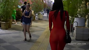 Exibicionista Ao Ar Livre Em Um Vestido Vermelho Revelador Sem Calcinha