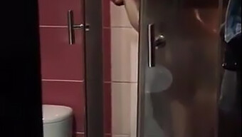 Una Mujer De Cabello Claro Es Penetrada En El Baño