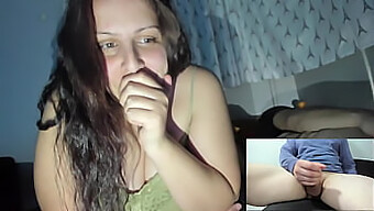 Uma Esposa Travessa Testemunha Um Homem Desconhecido Se Satisfazendo Enquanto Seu Marido Permanece Dormindo Ao Lado Dela Em Uma Sessão Na Webcam