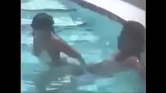 Juego De Piscina Húmedo Y Salvaje Con Una Pareja Caliente