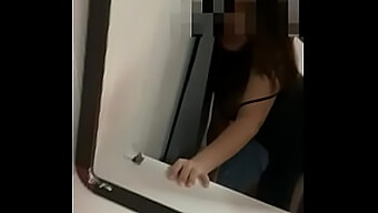 Thailändsk Babe Med Pigga Bröst Får Cumshot Och Creampie