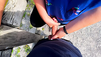 Pov-Aufnahmen Von Mutigem Outdoor-Handjob In Der Nähe Des Sees Mit Dem Risiko, Erwischt Zu Werden