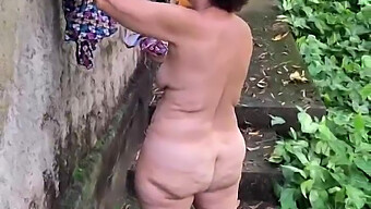 Des Modèles Nus Explorent Leur Côté Sauvage Dans La Jungle