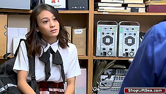 アジアの女子大生が後ろから抱き締められ、受け入れます。