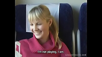 O Fată Blondă Cehă Face O Muie Pe Străzi Și Într-Un Tren În Acest Videoclip Amator Făcut Acasă