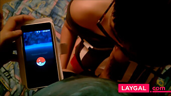 Amatør Teenager Bruger Specielle Blowjob-Teknikker Til At Fange Pokemon