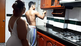 Adolescente De 18 Anos Fica Safada Com Sua Vizinha Milf Na Cozinha