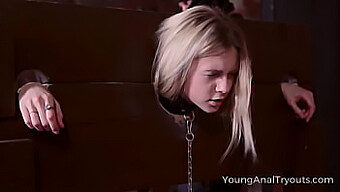 Audition Anale D'Une Adolescente: Une Blonde Explore Les Profondeurs D'Un Donjon