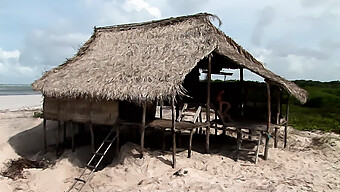 Dois Casais Se Envolvem Em Atividades Eróticas Em Uma Ilha Tropical Em Uma Villa Caseira