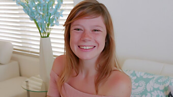 Sommersprossen-Teen Mia Collins Kommt Während Einer Casting-Session Zum Orgasmus