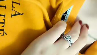 Remaja Muda Dan Seksi Dalam Hoodie Kuning Menunjukkan Semuanya Dalam Close-Up