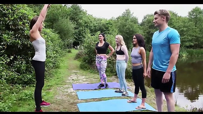 La Séance De Yoga En Plein Air Du Couple Britannique Cfnm Mène À Une Excitation Visible