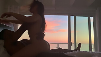 Malibu Strandhus: Sexy Brunette Solo Show