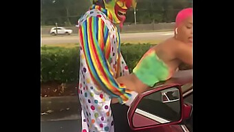 Gibby De Clown En Jasamine Banks Hebben Openbare Seks In De Buitenlucht