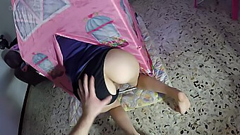 Casal Italiano Amador Fica Preso Em Uma Tenda Durante O Sexo Por Trás