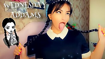 Novinha Wednesday Addams Giver En Sjusket Deepthroat Bj I Cosplay