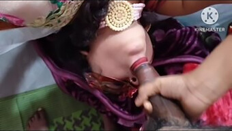 Indienne Taille Une Pipe À L'Amant De Sa Tante