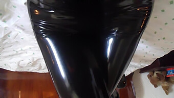 Nữ Chúa Femdom Hướng Dẫn Thủ Dâm Bằng Tay Áo Latex