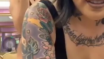 Una Donna Asiatica Tatuata Twerka Su Periscope Per Un Video Fatto In Casa