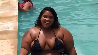 Gata Negra E Gordinha Com Grandes Seios Naturais Da Piscina