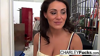 Charley ดื่มด่ํากับความสุขในตัวเองและแสดงทรัพย์สินที่เย้ายวนใจของเธอ